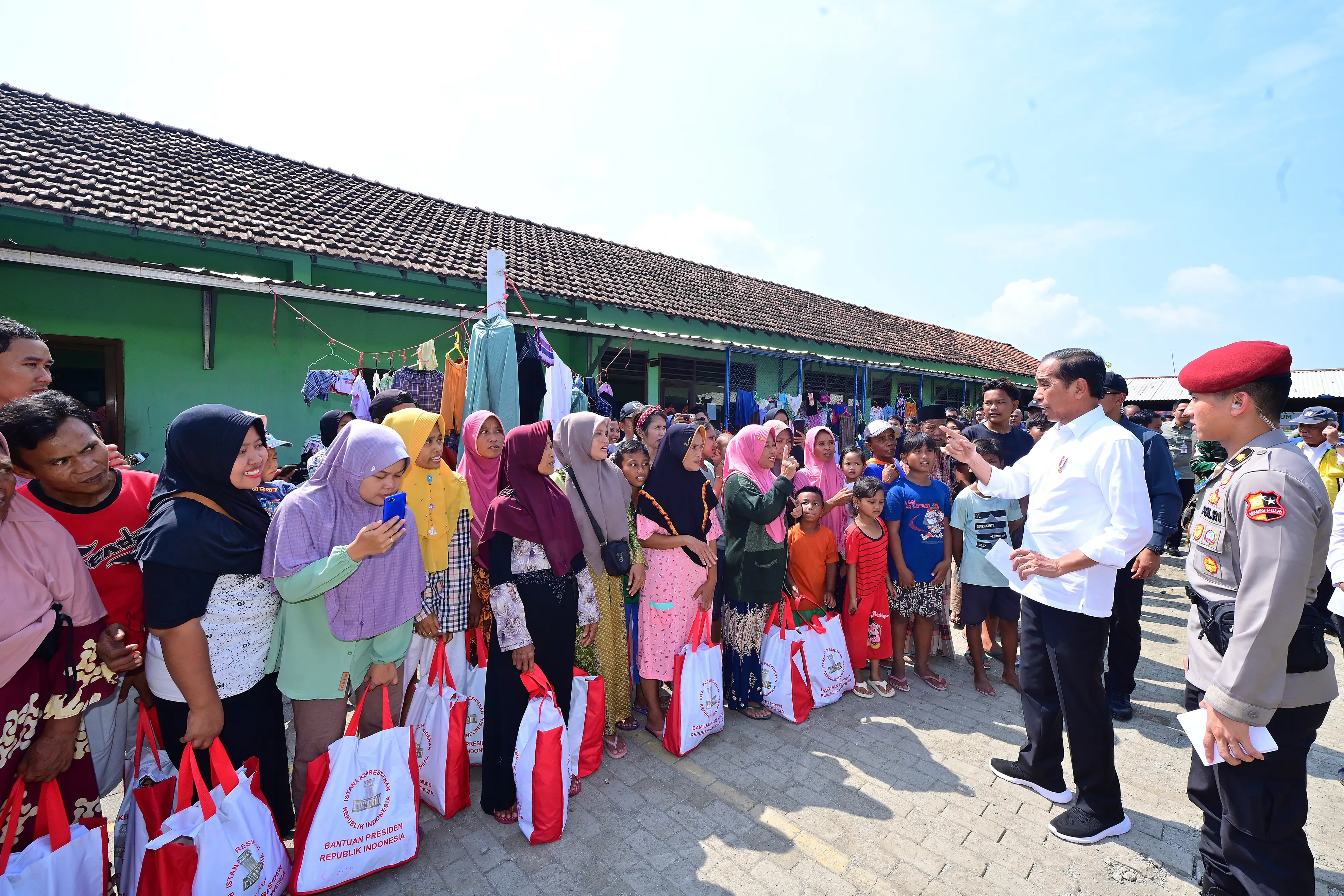 Dalam kunjungannya, Jokowi melihat kondisi pengungsian di SMK Ganesha Demak sekaligus memberikan bantuan kepada warga yang terdampak banjir. 
